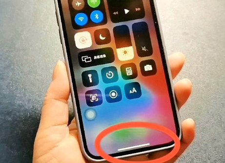 王五镇苹王五镇果维修站分享如何使用iPhone下方横线进行应用切换